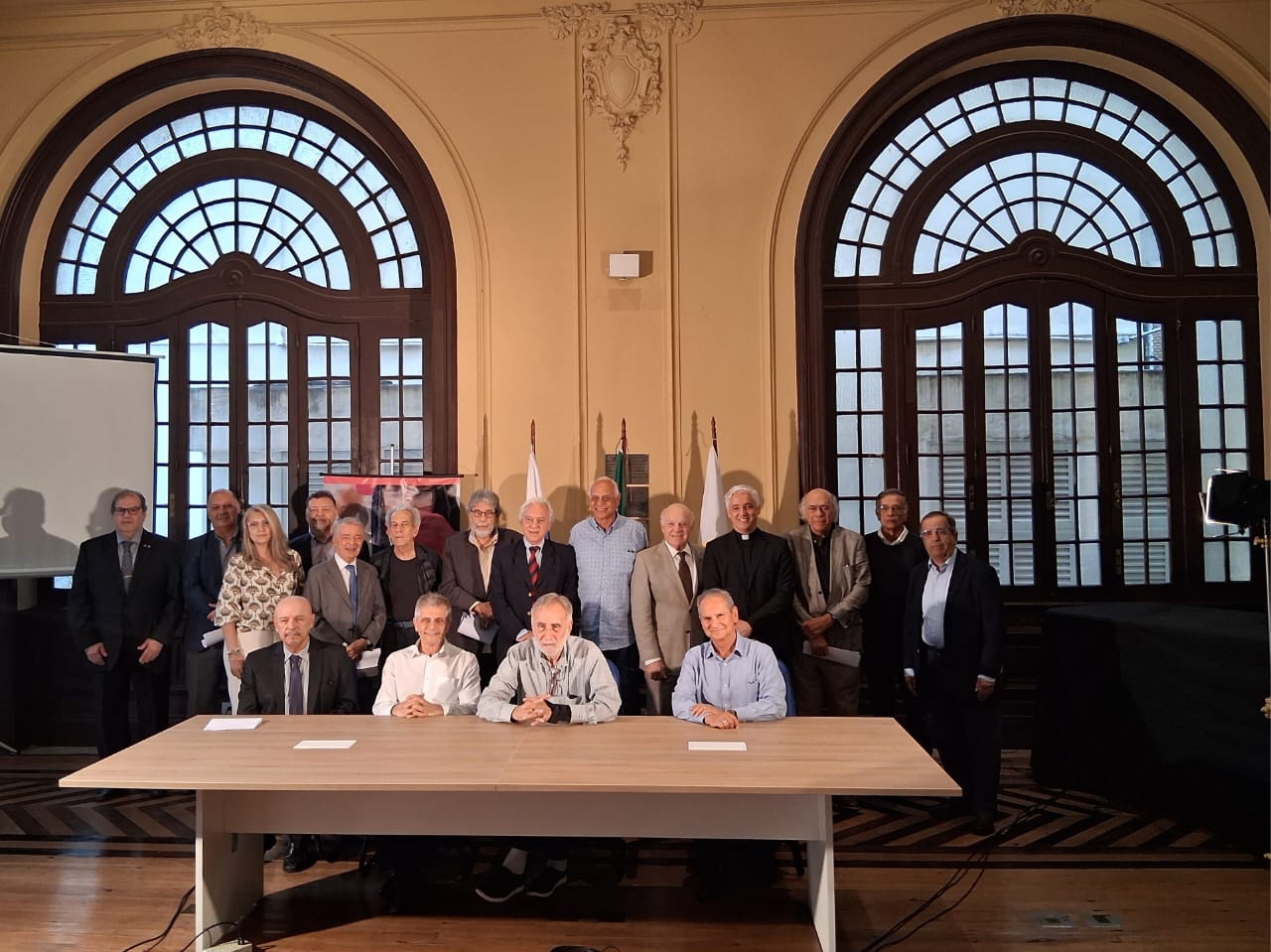 foto dos membros titulares fundadores presentes na reunião de instalação da Academia Nacional de Educação, Ciência e Inovação - ANECI.